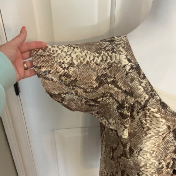 New! Anthropologie Willow Snake-Printed v-neck flutter slv Blouse 33345 - Picture 8 of 15